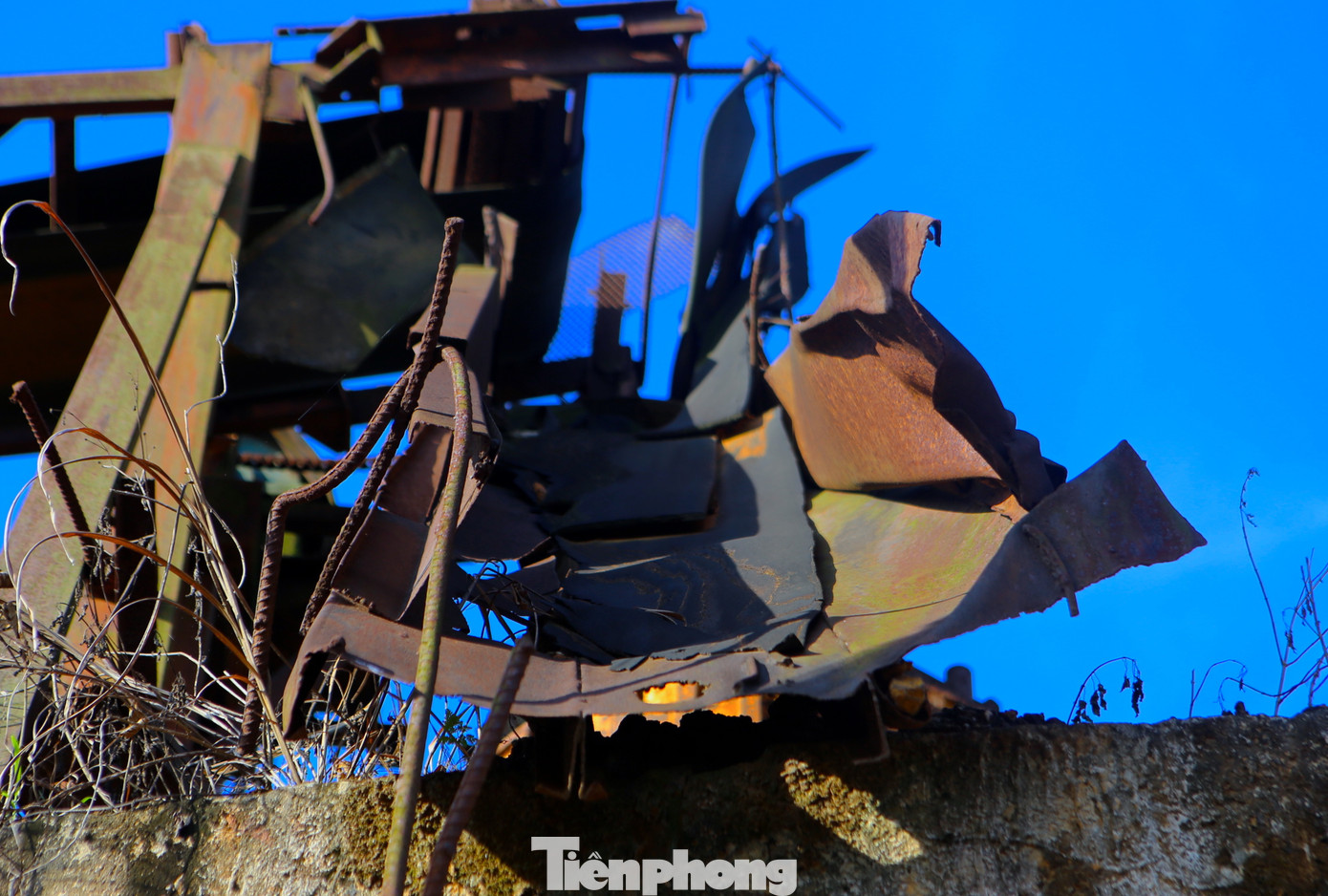 Liên quan đến vấn đề này, đại diện UBND huyện Vũ Quang cho biết, đơn vị vừa có văn bản báo cáo UBND tỉnh xem xét có giải pháp tháo gỡ, xử lý dự án Nhà máy tuyển quặng sắt Vũ Quang. Theo đó, huyện kiến nghị đề xuất có phương án tái cơ cấu lại nhà máy để tiếp tục hoạt động sản xuất kinh doanh theo quy định của pháp luật hoặc thanh lý, giải thể; có giải pháp tiêu thụ gần 100.000 tấn quặng tồn lưu tại nhà máy. Trong ảnh máy móc sản xuất của nhà máy đã bị hư hỏng, khó có thể tái sử dụng.