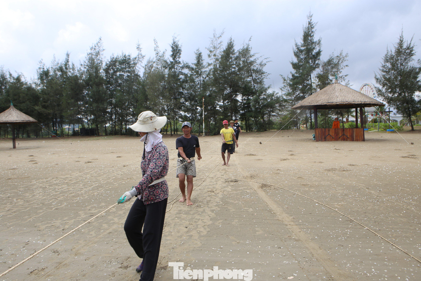 Khác với việc cào ngao, người dân kéo cá sẽ mang dây thừng thắt vào lưng để tạo lực, sau đó cùng đi lùi về phía sau kéo lưới vào bờ. Mỗi người sẽ đứng cách nhau khoảng 2-3m, đi theo từng nhịp bước để hợp sức.