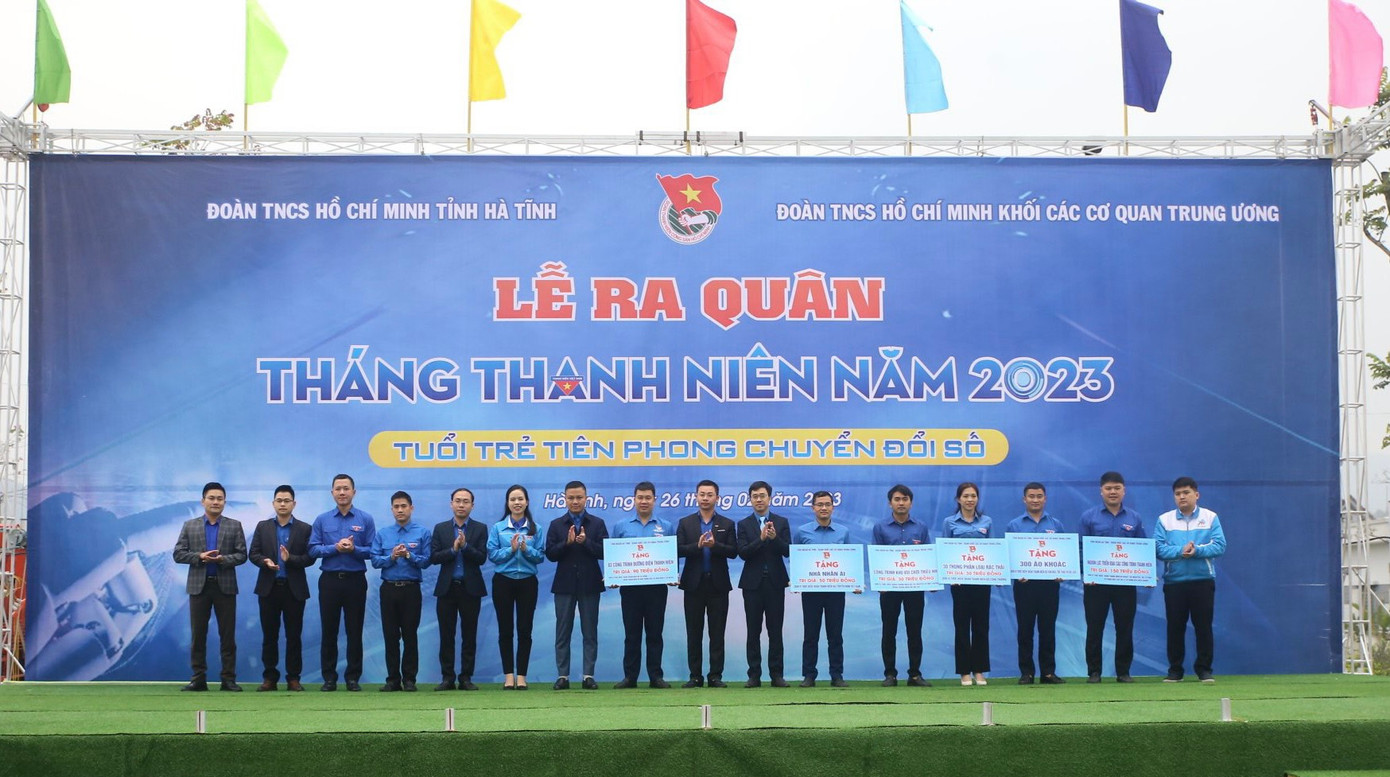 Trao biểu trưng nhà nhân ái, hệ thống pano tuyên truyền xây dựng nông thôn mới, đô thị văn minh cho các đơn vị...