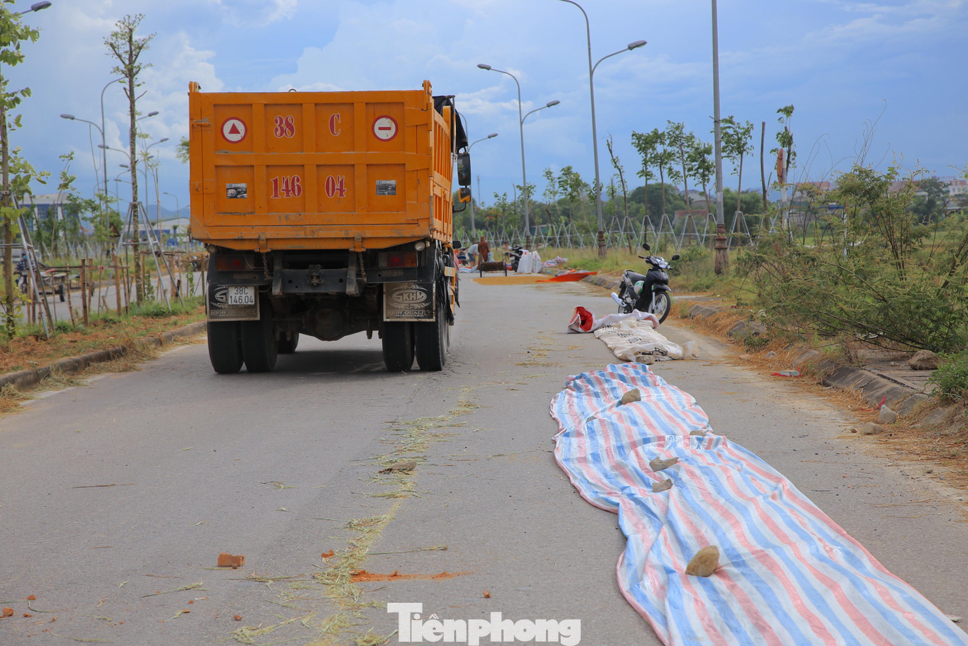 Khung cảnh trên tuyến đường hơn 173 tỷ đồng tại Hà Tĩnh trở nên nhếch nhác do người dân trải bạt, phơi lúa trên đường.