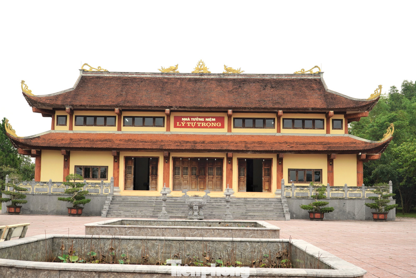 Trong ảnh là nhà tưởng niệm được xây dựng vào tháng 11/2013, thiết kế hình chữ Đinh. Công trình có kiến trúc theo truyền thống Việt Nam với những chi tiết kiến trúc cổ, cao 1 tầng, 2 mái. Trong ảnh là nhà tưởng niệm được xây dựng vào tháng 11/2013, thiết kế hình chữ Đinh. Công trình có kiến trúc theo truyền thống Việt Nam với những chi tiết kiến trúc cổ, cao 1 tầng, 2 mái.