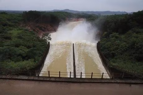 Hình ảnh hồ Kẻ Gỗ xả tràn vào năm 2020.