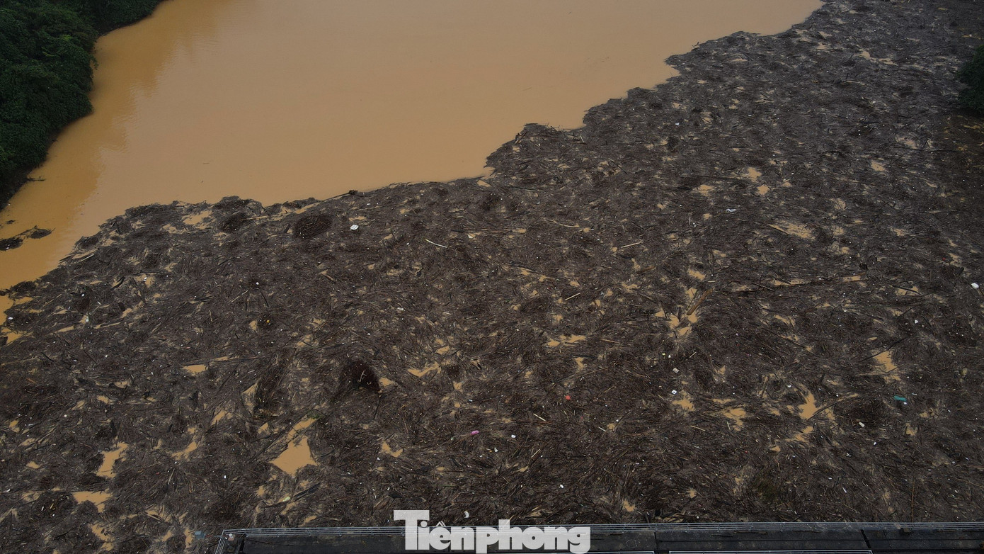 Mùa mưa lũ nước hồ dâng cao thành một biển nước mênh mông với chiều dài hàng chục mét. Trong ảnh lượng rác lớn nằm trong lòng hồ khi nước đổ về trong ngày mưa lũ.