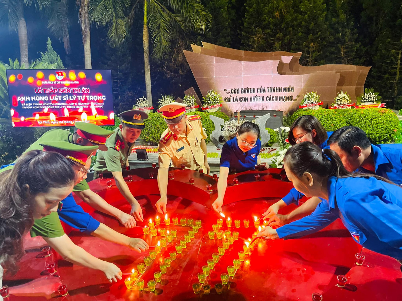 Tại phần mộ anh Lý Tự Trọng, các đại biểu và ĐVTN đã cùng thắp lên những ngọn nến tri ân...