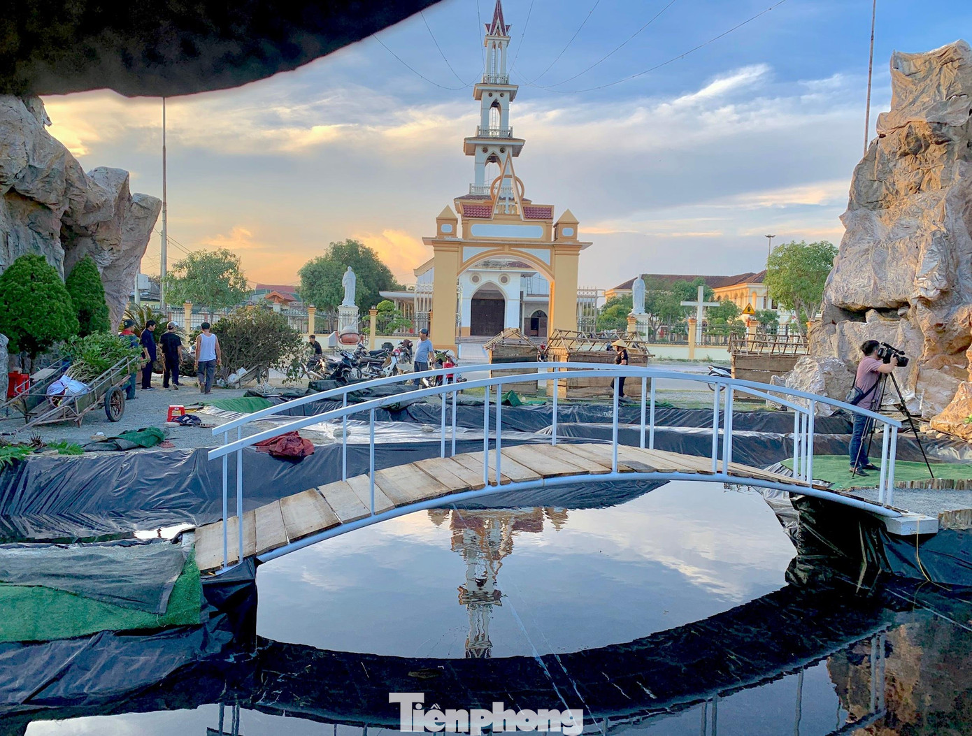 Những ngày qua Hà Tĩnh có mưa nên dự kiến khoảng vài ngày tới hang đá sẽ được hoàn thiện. Hiện nay chỉ mới xong toàn bộ khung và người dân đang làm các tiểu cảnh trong khuôn viên hang đá như trồng cây, làm thác nước… Những ngày qua Hà Tĩnh có mưa nên dự kiến khoảng vài ngày tới hang đá sẽ được hoàn thiện. Hiện nay chỉ mới xong toàn bộ khung và người dân đang làm các tiểu cảnh trong khuôn viên hang đá như trồng cây, làm thác nước…