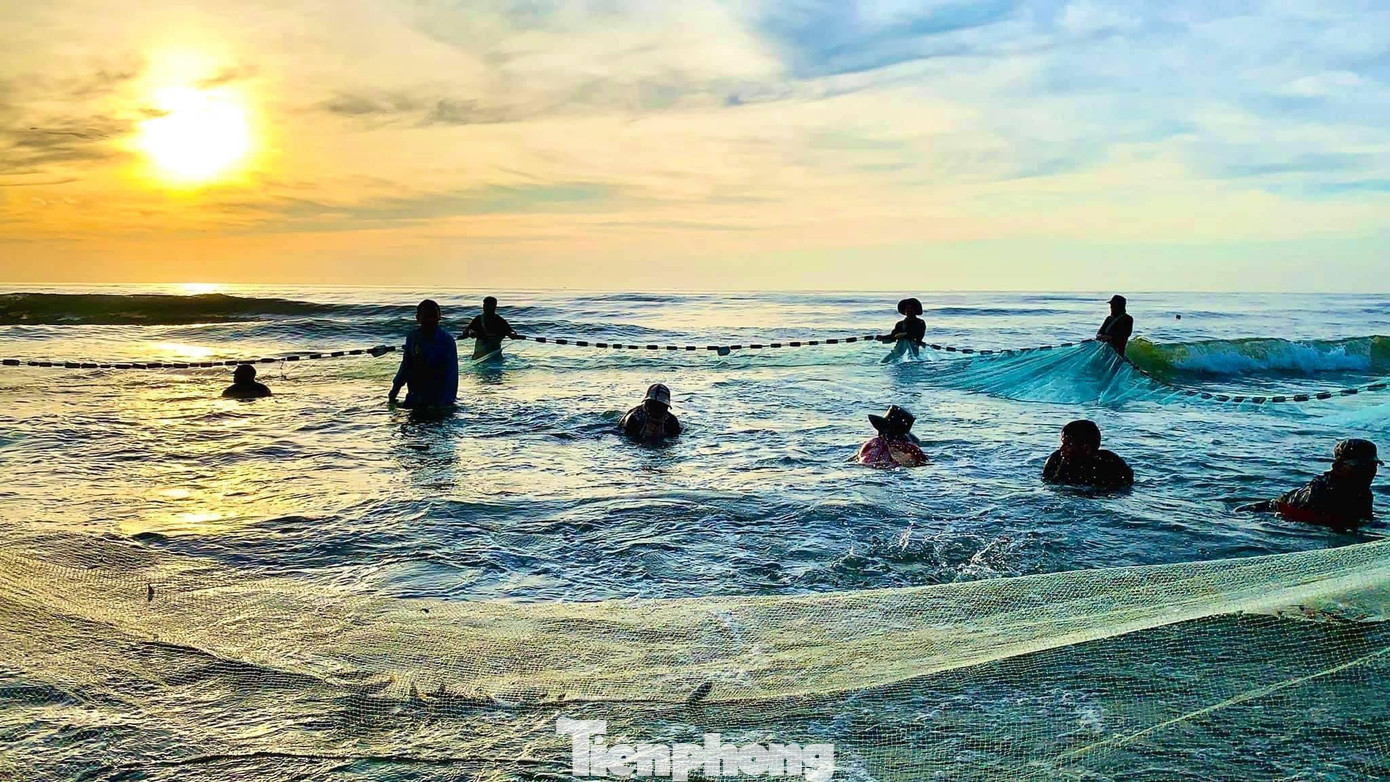 Khi kéo gần đến bờ, lưới được vây thành vòng tròn, mỗi người một nhiệm vụ.