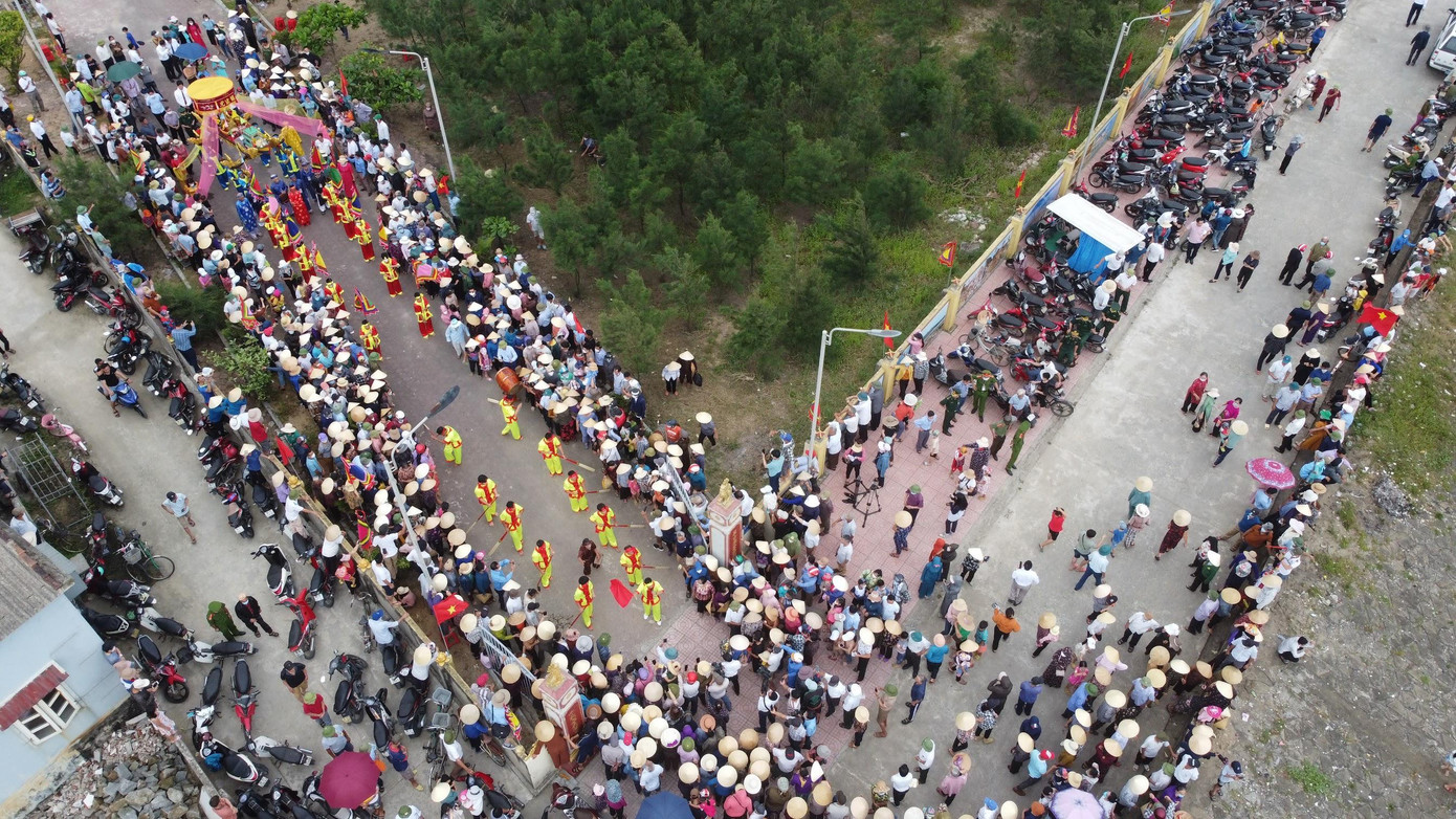 Ngày 8/5 (tức ngày mùng 8/4 âm lịch), UBND xã Cẩm Nhượng, huyện Cẩm Xuyên (tỉnh Hà Tĩnh) đã tổ chức Lễ hội truyền thống cầu ngư, hò chèo cạn Nhượng Bạn tại miếu Đức Ngư Ông.