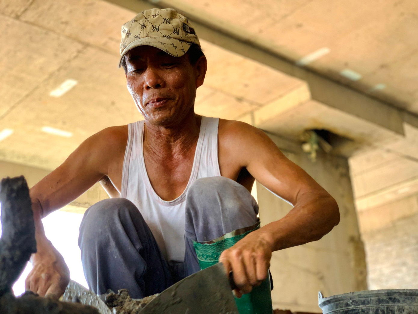 10h, ông Đông (trú xã Việt Tiến, huyện Thạch Hà) phải di chuyển vào bên trong nhà để xây nhằm tránh nắng.