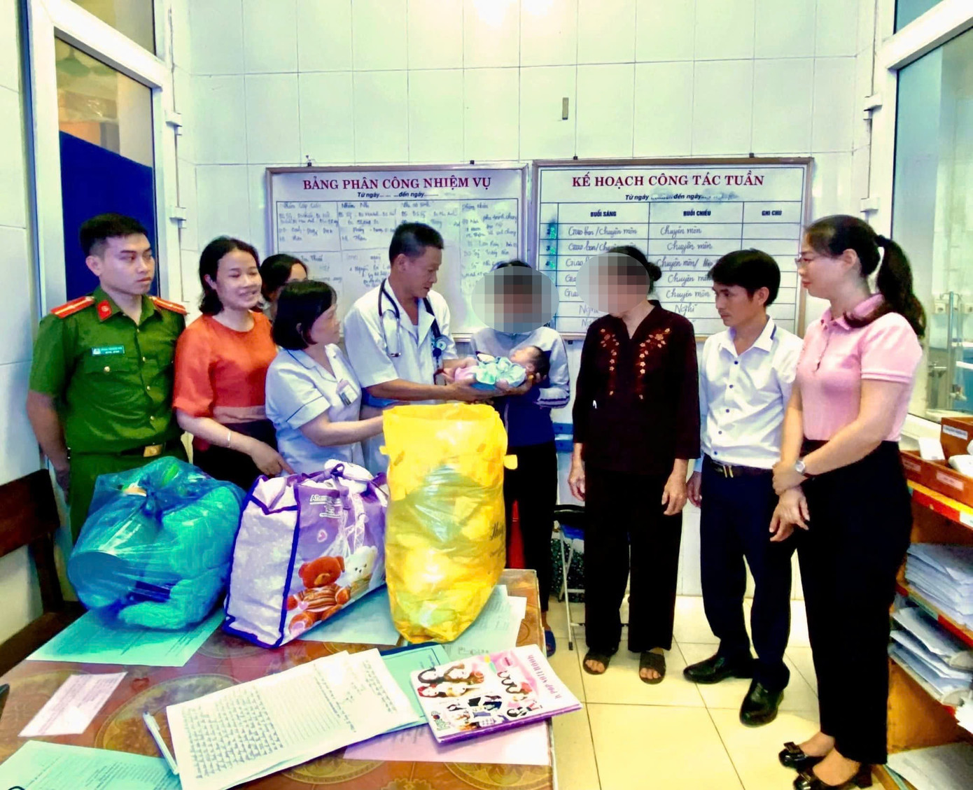 Bé trai sơ sinh bị bỏ rơi ở bờ ruộng được gia đình đón về chăm sóc.