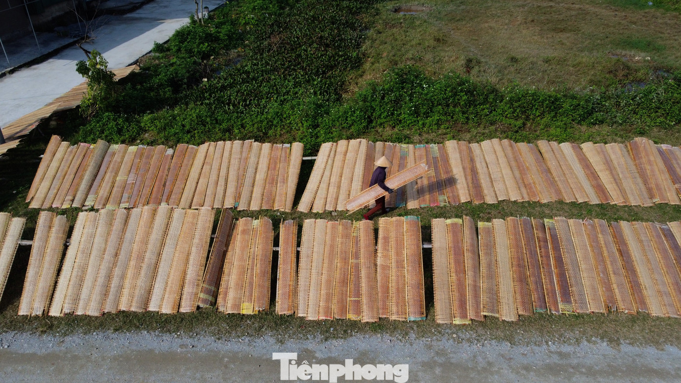 Về tại thôn Bình xã Thạch Hưng những ngày này khắp các đường làng, mảnh đất hoang đều được người dân tận dụng để phơi bánh.