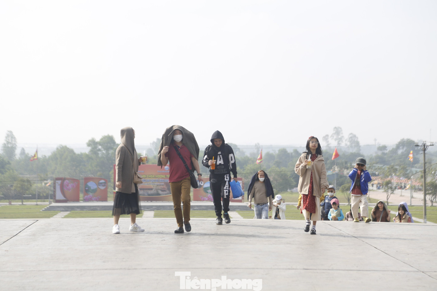 Nhiều người đã đổ về chùa Hương Tích (Hà Tĩnh) đi lễ và vãn cảnh.