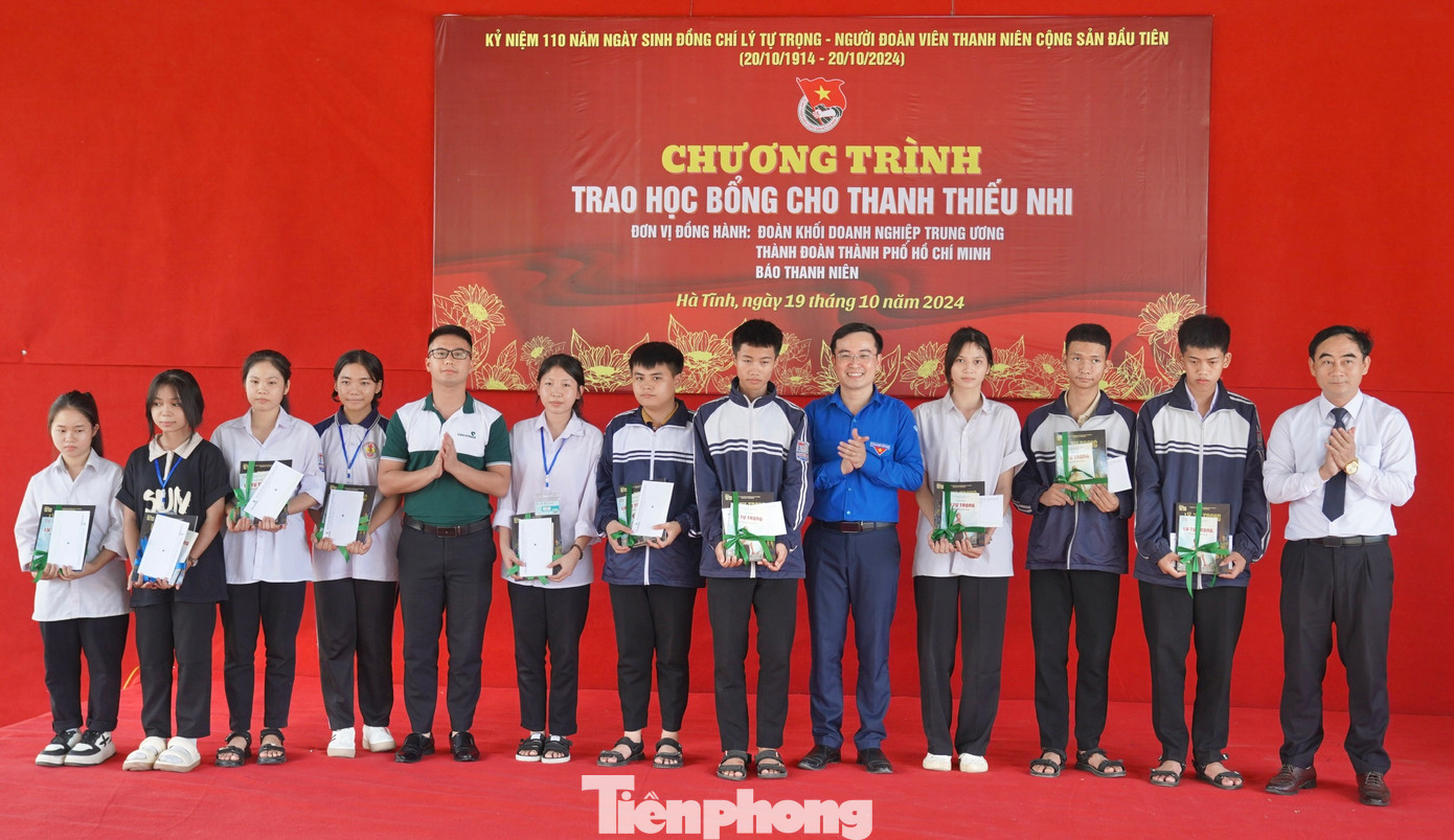 Nhằm động viên, khích lệ các em học sinh gặp hoàn cảnh khó khăn vươn lên trong học tập và rèn luyện, Đoàn khối Doanh nghiệp T.Ư Đoàn phối hợp cùng các đơn vị trao tặng 50 suất học bổng cho học sinh tại Trường Trung cấp Nghề Lý Tự Trọng.