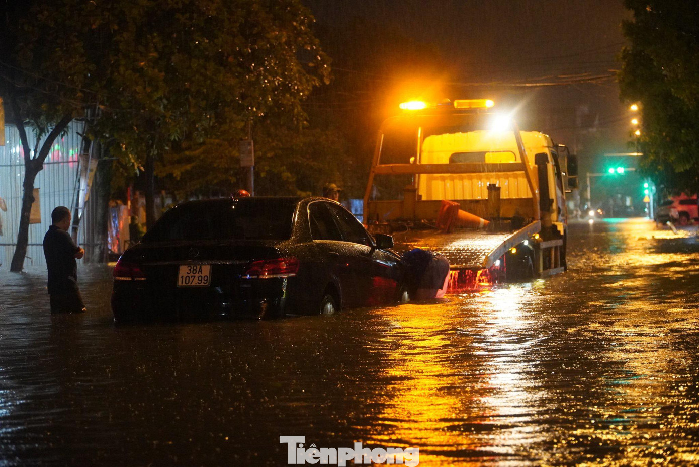Khu vực đường Hải Thượng Lãn Ông là một trong những tuyến đường thường xuyên xảy ra tình trạng ngập sau mưa lớn. Tại đây có những vị trí ngập sâu, mực nước từ 50-70cm. Khu vực đường Hải Thượng Lãn Ông là một trong những tuyến đường thường xuyên xảy ra tình trạng ngập sau mưa lớn. Tại đây có những vị trí ngập sâu, mực nước từ 50-70cm.