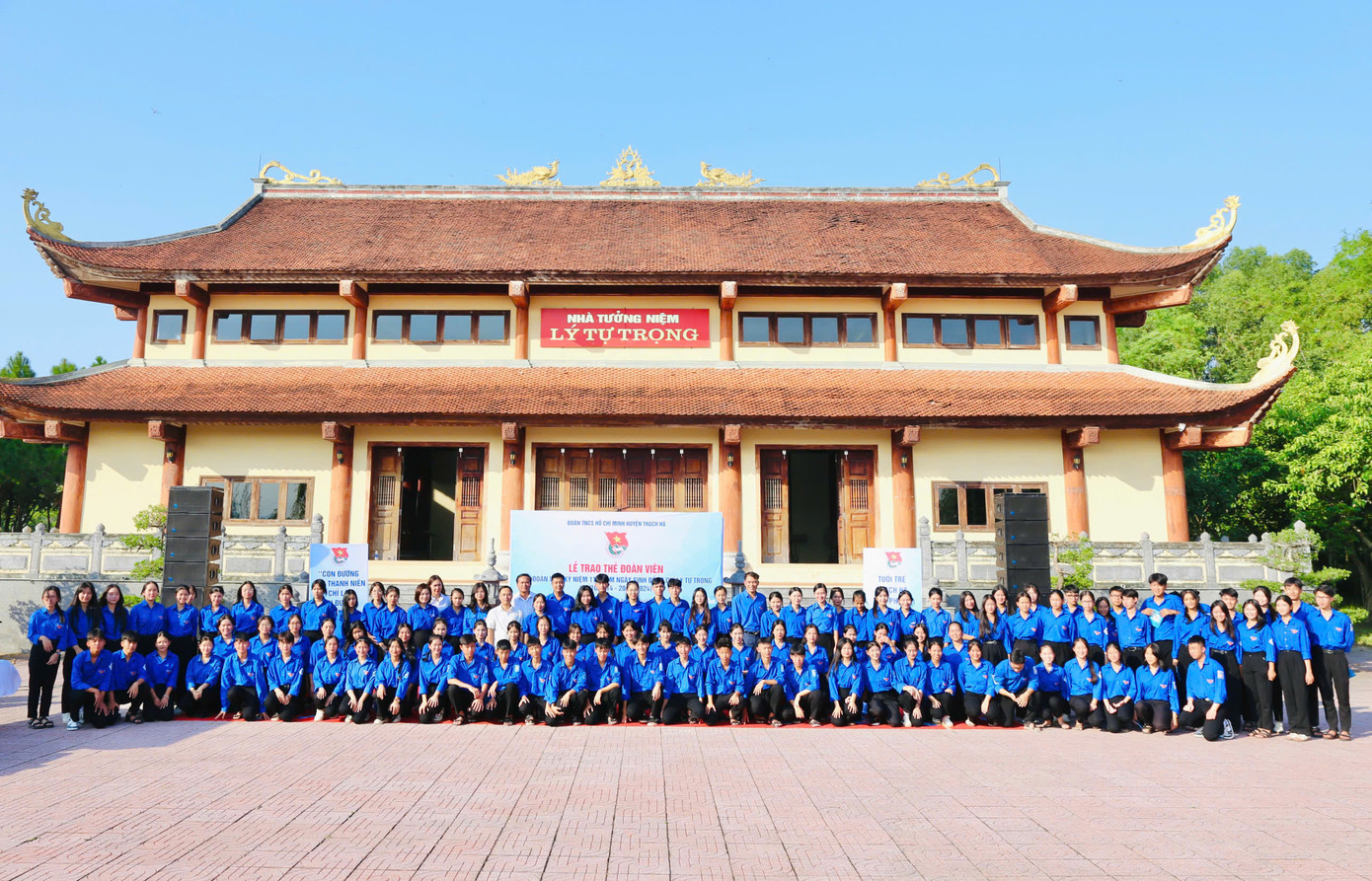 Lễ trao thẻ đoàn cho lớp đoàn viên kỷ niệm 110 năm ngày sinh Anh hùng liệt sĩ Lý Tự Trọng. Ảnh: HN Lễ trao thẻ đoàn cho lớp đoàn viên kỷ niệm 110 năm ngày sinh Anh hùng liệt sĩ Lý Tự Trọng. Ảnh: HN