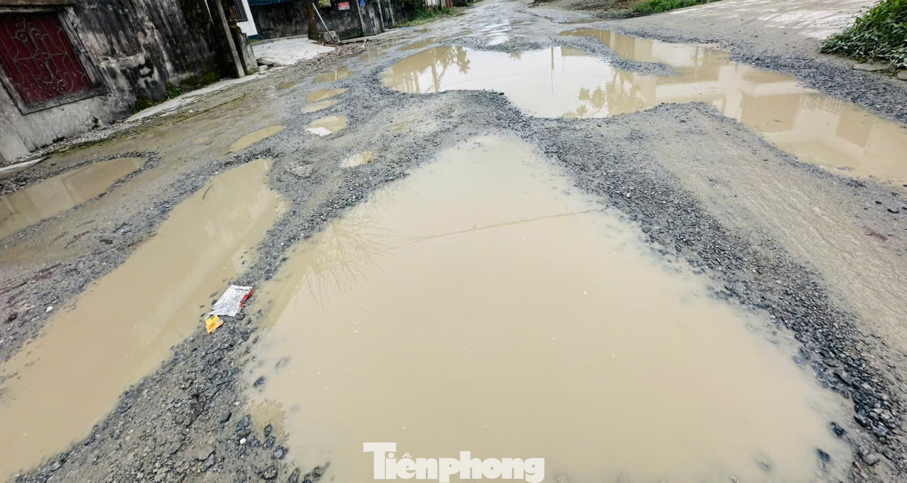 Trao đổi với Tiền Phong, lãnh đạo thị trấn Thạch Hà (huyện Thạch Hà) cho biết, thời gian qua, tuyến đường Sông Cày xuống cấp nghiêm trọng, người dân cũng nhiều lần kiến nghị, đề xuất để có phương án xử lý nhằm đảm bảo an toàn giao thông trên tuyến. Tuy nhiên, đến nay vẫn chưa có biện pháp khắc phục. Theo lãnh đạo địa phương, đường xuống cấp tạo thành những vũng nước sâu, tiềm ẩn nguy cơ tai nạn giao thông, đặc biệt vào ban đêm khi tầm nhìn hạn chế. Trao đổi với Tiền Phong, lãnh đạo thị trấn Thạch Hà (huyện Thạch Hà) cho biết, thời gian qua, tuyến đường Sông Cày xuống cấp nghiêm trọng, người dân cũng nhiều lần kiến nghị, đề xuất để có phương án xử lý nhằm đảm bảo an toàn giao thông trên tuyến. Tuy nhiên, đến nay vẫn chưa có biện pháp khắc phục. Theo lãnh đạo địa phương, đường xuống cấp tạo thành những vũng nước sâu, tiềm ẩn nguy cơ tai nạn giao thông, đặc biệt vào ban đêm khi tầm nhìn hạn chế.