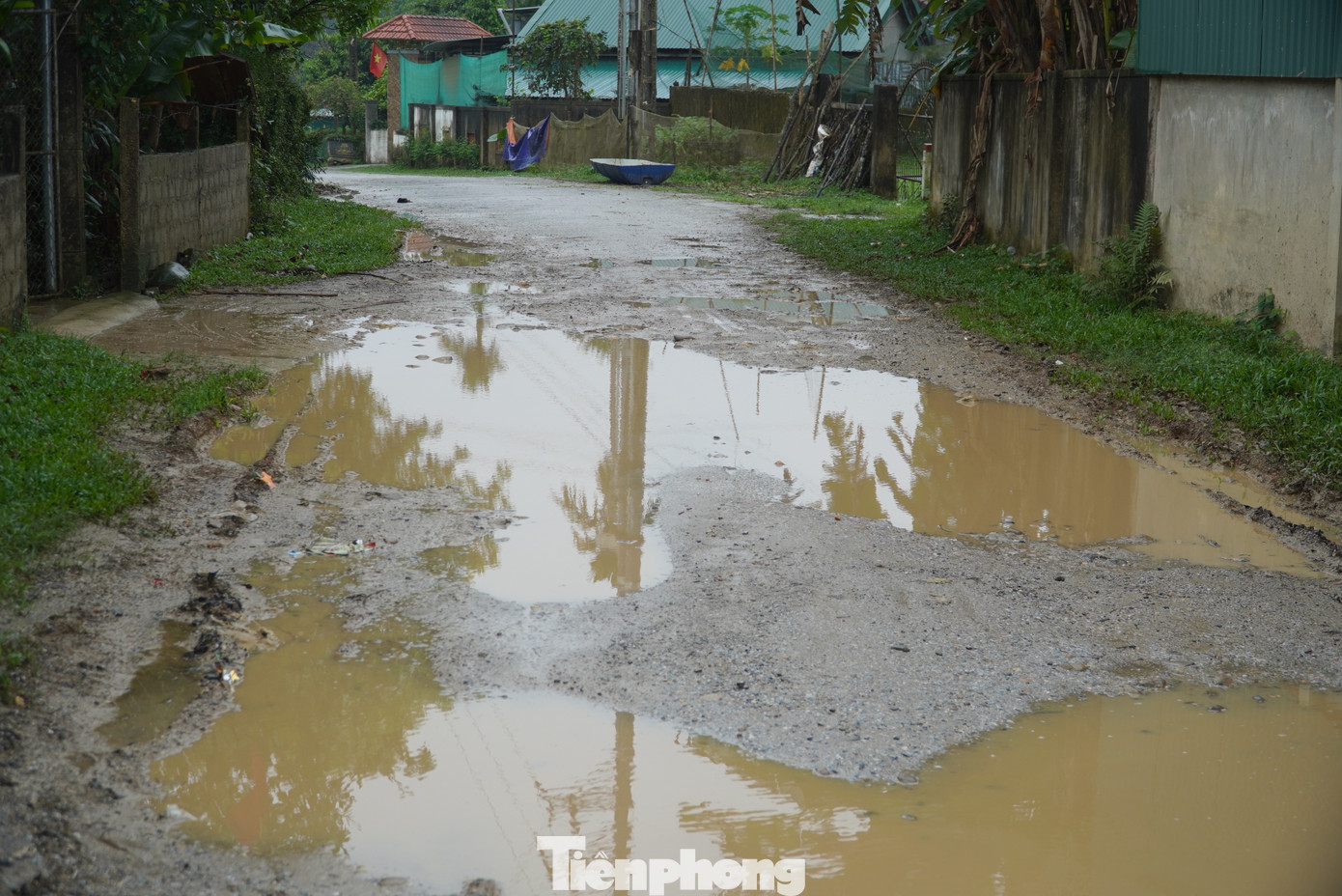 Huyện lộ 6 Hương Khê là tuyến đường biên giới đặc biệt quan trọng. Không chỉ phục vụ nhu cầu giao thông đi lại của người dân, đây còn là tuyến đường bảo vệ an ninh biên giới quốc gia. Trong ảnh tuyến đường đã xuống cấp, mặt đường lổm nhổm.