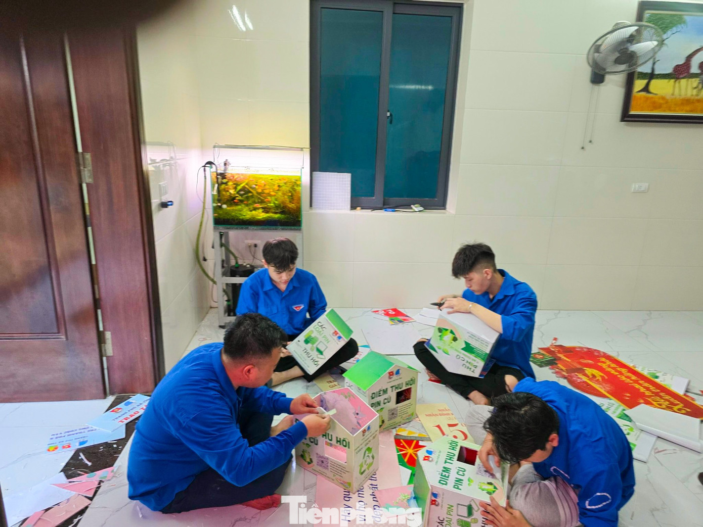 Mô hình “Ngôi nhà xanh thu hồi pin cũ" được Đoàn phường Hà Huy Tập triển khai thực hiện từ những vật liệu tái chế, qua bàn tay khéo léo của các đoàn viên thanh niên được thiết kế rất đẹp mắt, chắc chắn.