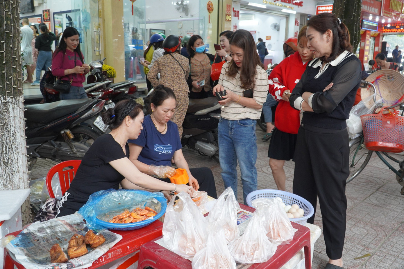 Mâm cúng tam sên gồm xôi gấc, thịt quay, tôm và trứng luộc đến vỉa hè bày bán. Món này thu hút khách đến ghé mua. Mâm cúng tam sên gồm xôi gấc, thịt quay, tôm và trứng luộc đến vỉa hè bày bán. Món này thu hút khách đến ghé mua.