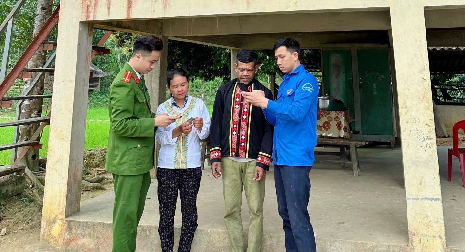 Đoàn xã Hương Liên phối hợp với lực lượng công an đến từng nhà người đồng bào dân tộc Chứt ở bản Rào Tre (xã Hương Liên, huyện Hương Khê) để hỗ trợ cài mã định danh điện tử.