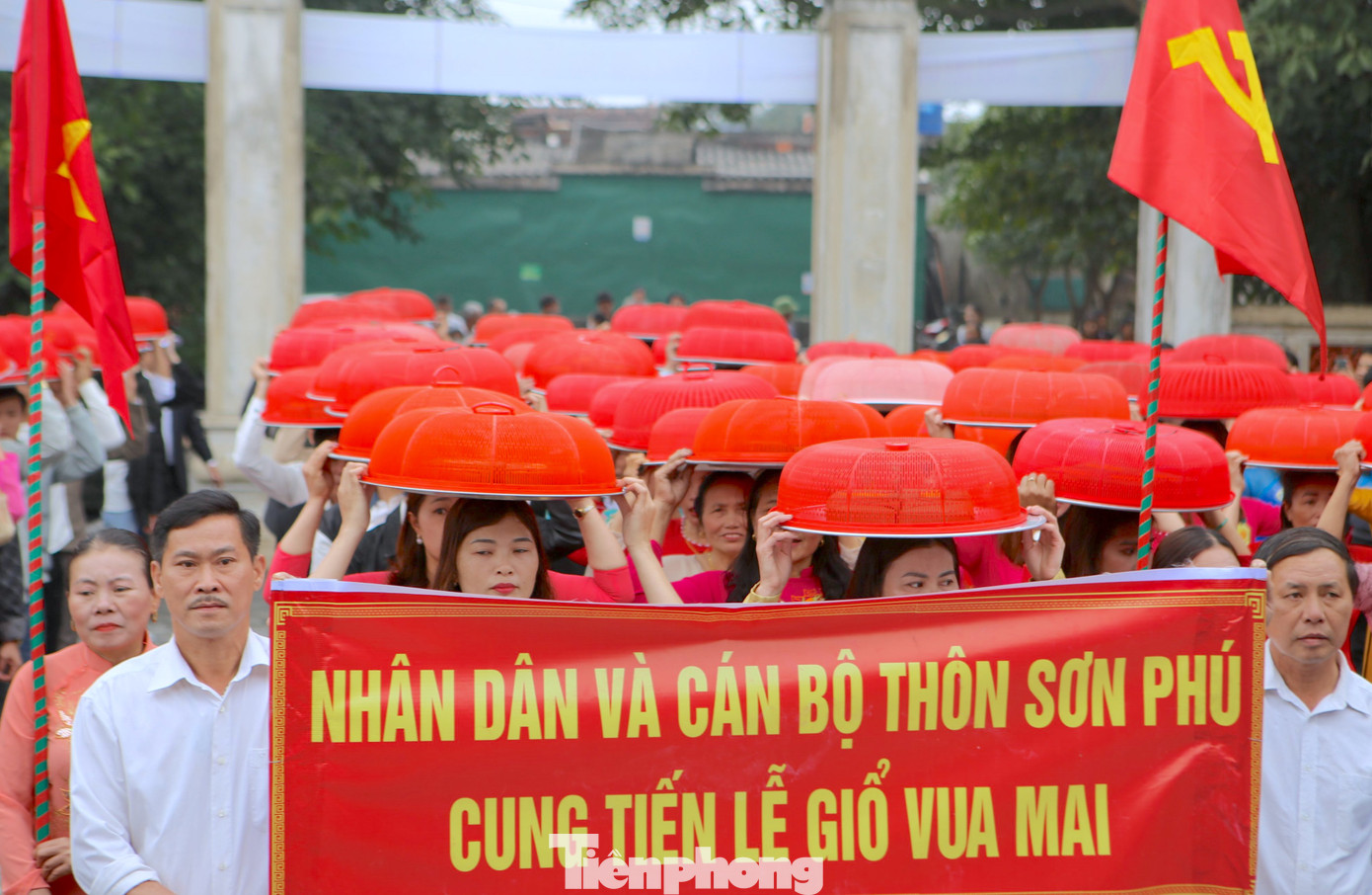 Tại thôn Sơn Phú, từ sáng sớm hàng trăm người dân đã có mặt tại nhà văn hóa để cùng chuẩn bị rước lễ vật vào đền thờ vua Mai Hắc Đế.