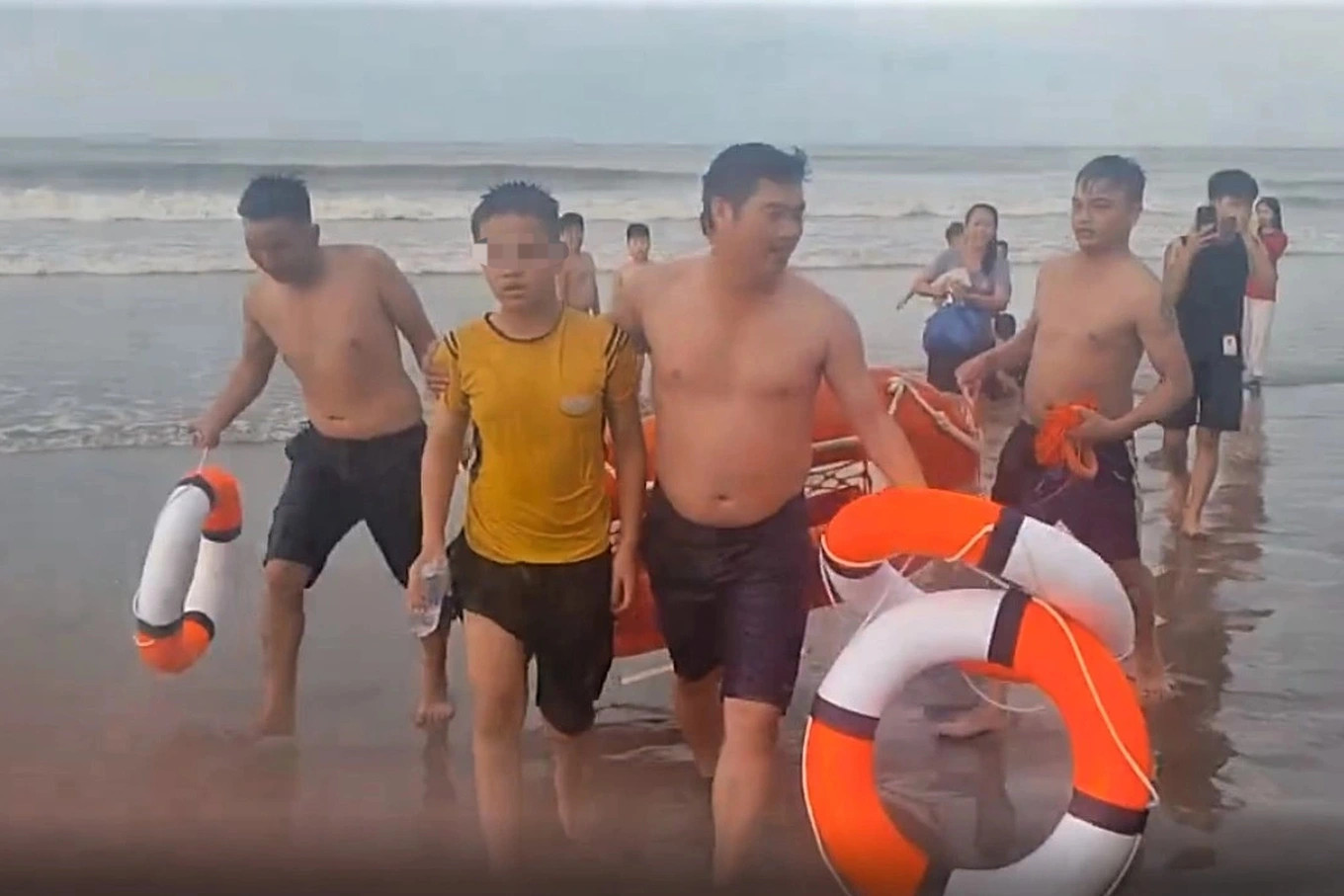 Khoảnh khắc nam sinh được cứu lên bờ an toàn. Khoảnh khắc nam sinh được cứu lên bờ an toàn.