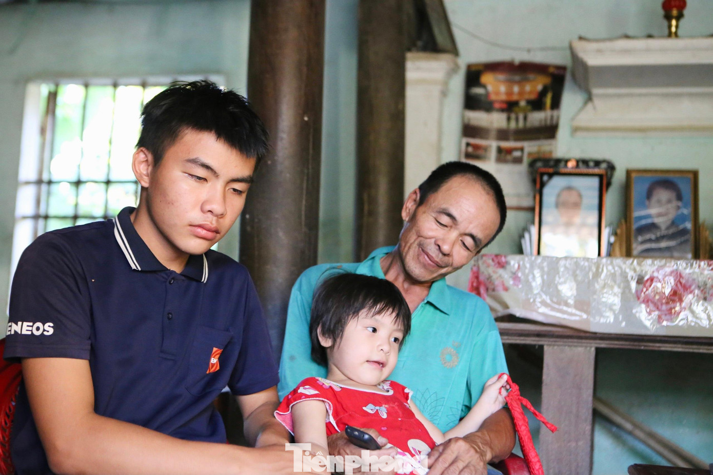 Khanh cùng bố và em gái. Khanh cùng bố và em gái.