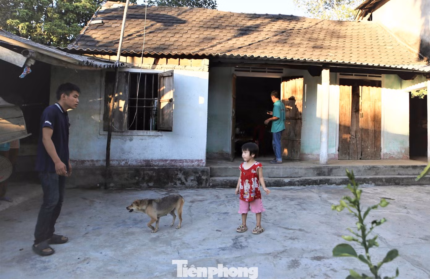 Ngôi nhà cấp 4 xập xệ của ba cha con Khanh đang sinh sống.