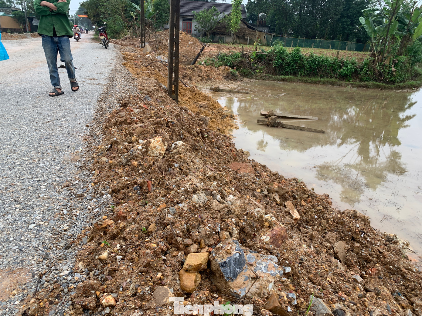 Người dân cho rằng đất đắp nền chưa đảm bảo...