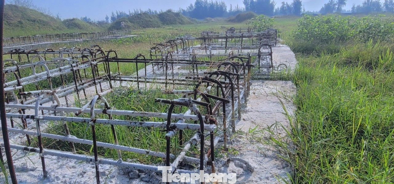 Hiện tại một số hạng mục như hệ thống mương nước đang làm dở dang.