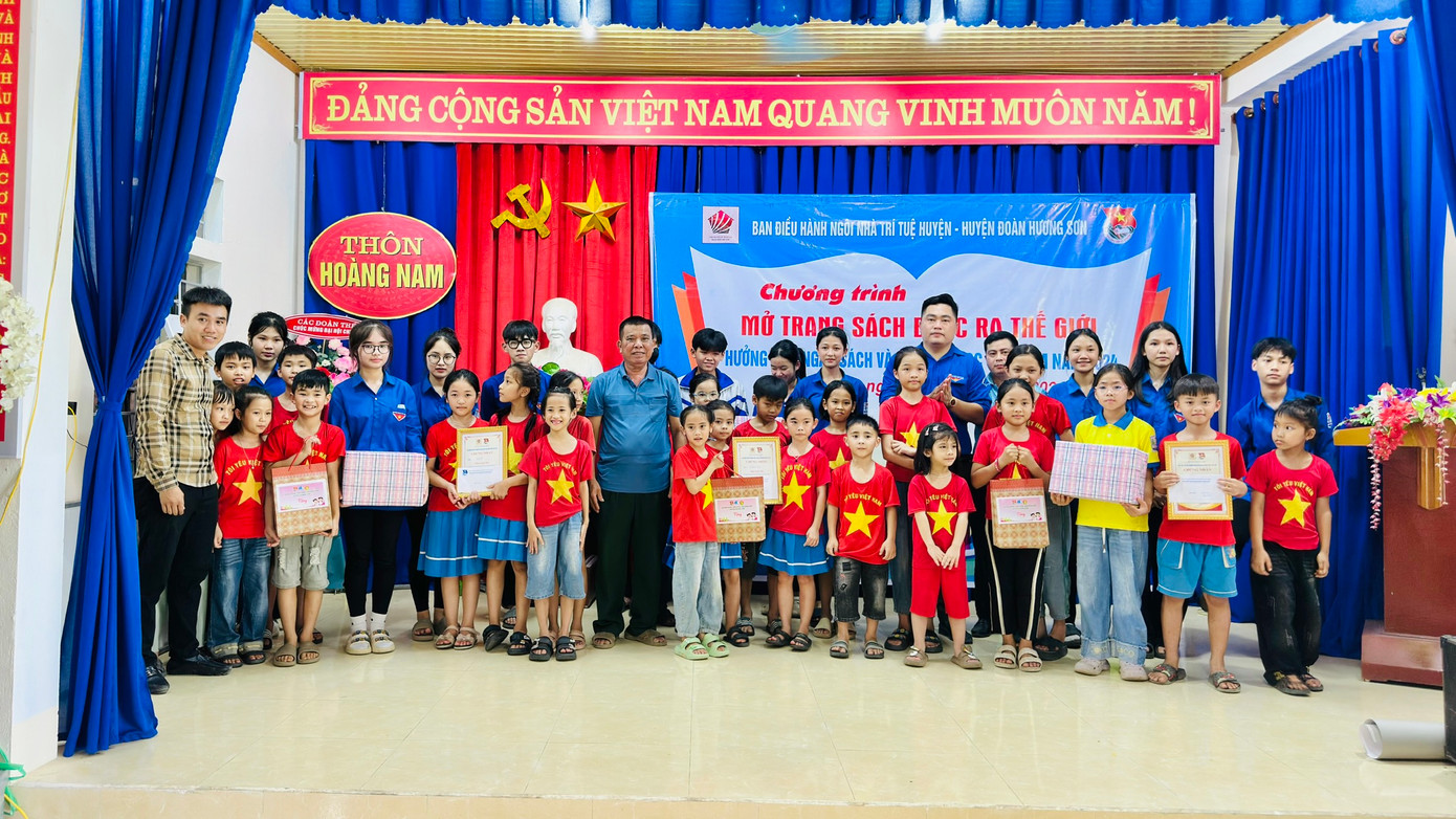 Kết thúc chương trình, ban tổ chức đã trao tặng những món quà ý nghĩa động viên tinh thần cho các đoàn viên thanh niên và thiếu nhi. Kết thúc chương trình, ban tổ chức đã trao tặng những món quà ý nghĩa động viên tinh thần cho các đoàn viên thanh niên và thiếu nhi.