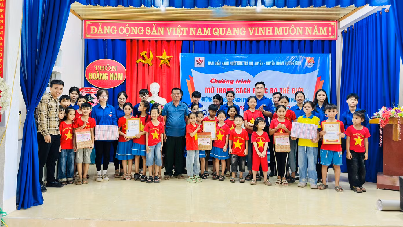 Kết thúc chương trình, ban tổ chức đã trao tặng những món quà ý nghĩa động viên tinh thần cho các đoàn viên thanh niên và thiếu nhi. Kết thúc chương trình, ban tổ chức đã trao tặng những món quà ý nghĩa động viên tinh thần cho các đoàn viên thanh niên và thiếu nhi.