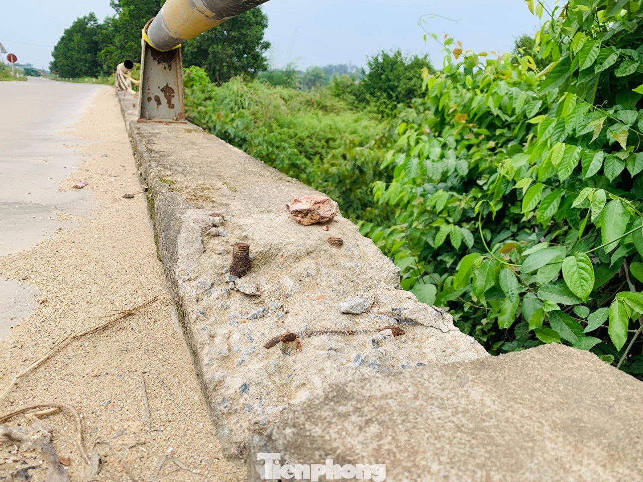 Hệ thống lan can cầu đã bị hư hỏng, gãy đổ, bong tróc từng mảng bê tông. Hệ thống lan can cầu đã bị hư hỏng, gãy đổ, bong tróc từng mảng bê tông.