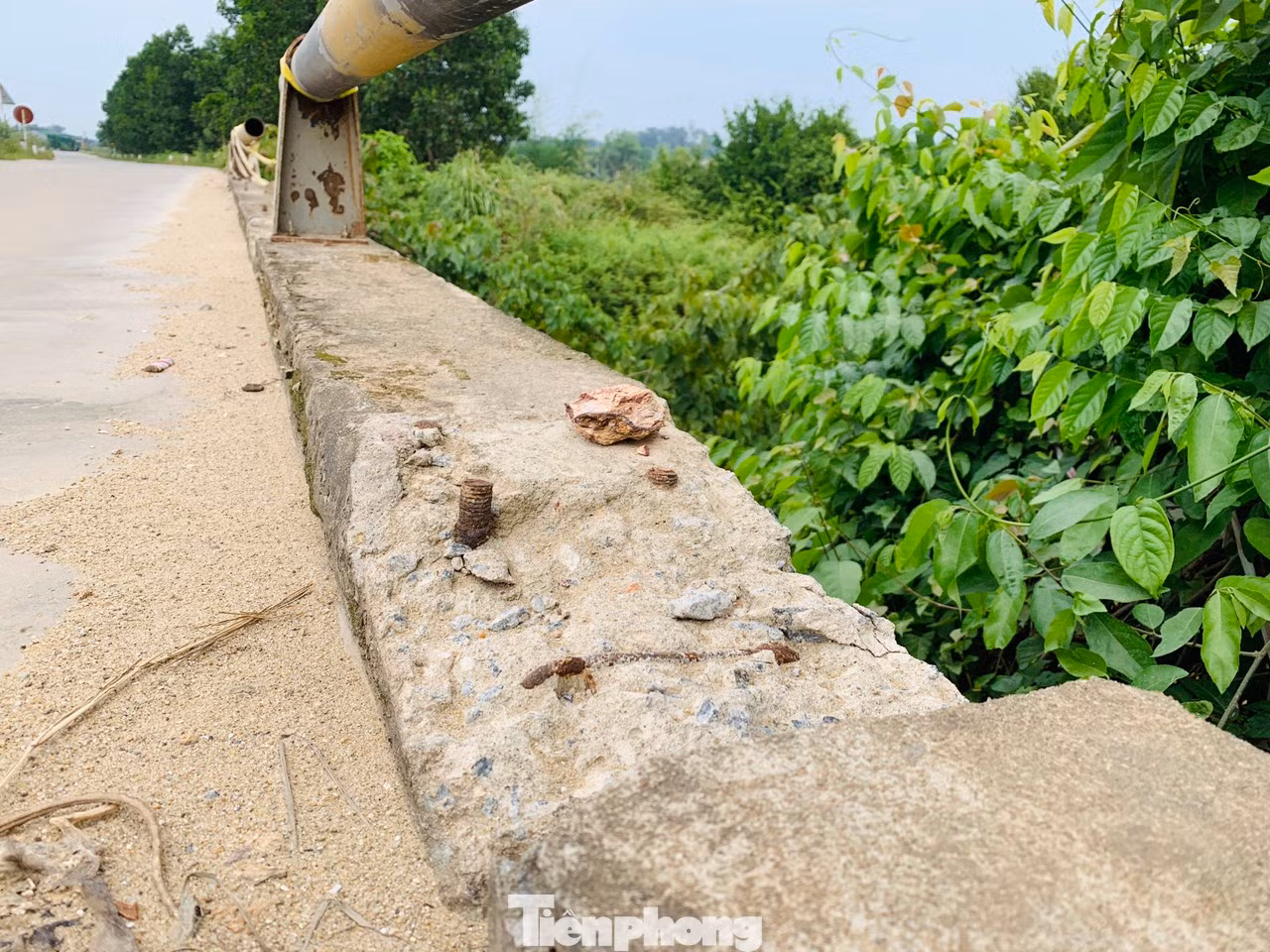 Hệ thống lan can cầu đã bị hư hỏng, gãy đổ, bong tróc từng mảng bê tông. Hệ thống lan can cầu đã bị hư hỏng, gãy đổ, bong tróc từng mảng bê tông.