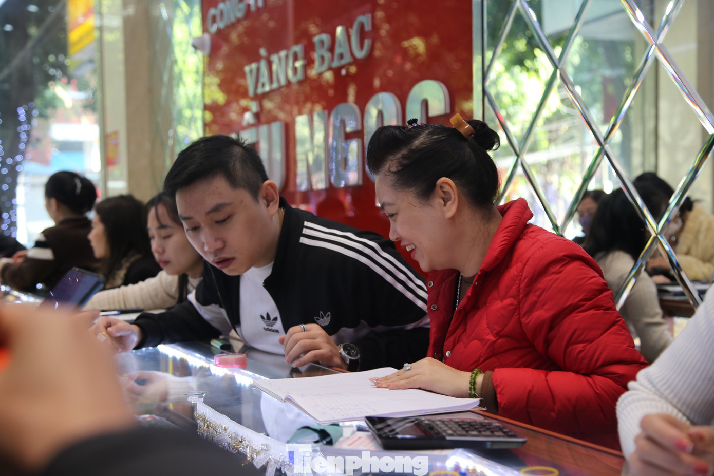 "Số lượng khách đến một buổi sáng quá đông, nên làm việc hết công suất. Vì tiếp khách, giới thiệu mẫu mã cho người mua nhiều quá nên nay tôi khàn cả giọng", chủ tiệm vàng Kiều Ngọc (thành phố Hà Tĩnh) nói. "Số lượng khách đến một buổi sáng quá đông, nên làm việc hết công suất. Vì tiếp khách, giới thiệu mẫu mã cho người mua nhiều quá nên nay tôi khàn cả giọng", chủ tiệm vàng Kiều Ngọc (thành phố Hà Tĩnh) nói.