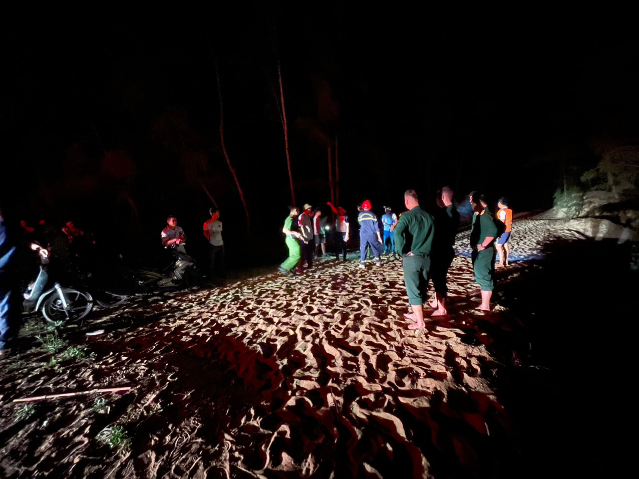 Các tổ phân theo từng nhóm đi dọc bờ biển để tìm kiếm.