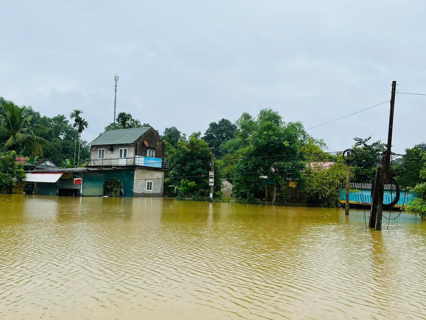 Nước ngập hết đường, tràn vào nhà dân ở huyện Hương Sơn.