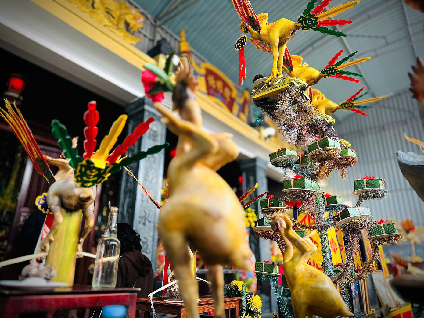 Những con gà được tổ điểm thêm phần cánh đủ màu sắc tựa như con phượng để dâng lên bàn thờ. Nhiều con khác được tạo thế đứng thẳng, chân gà giẫm lên rùa vàng tạo dáng uy nghi.