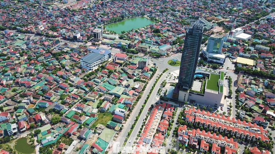 Được Bác về thăm là nguồn động viên vô cùng lớn lao đối với Đảng bộ và nhân dân Hà Tĩnh. Những lời căn dặn, động viên của Bác Hồ đã cổ vũ, động viên cán bộ, đảng viên và nhân dân Hà Tĩnh khắc phục khó khăn, đẩy mạnh sản xuất, xây dựng đời sống văn hoá. Trong ảnh: Một góc thành phố Hà Tĩnh nhìn từ trên cao.