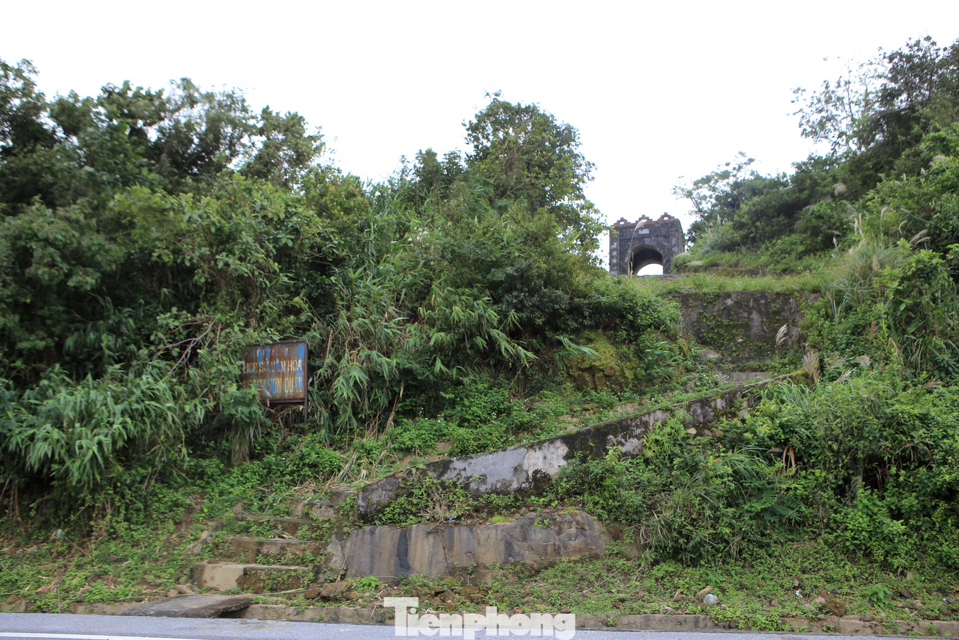 Hoành Sơn Quan được Hà Tĩnh và Quảng Bình xếp hạng di tích lịch sử văn hoá thuộc tỉnh năm 2005 và từng lập hồ sơ xin di tích quốc gia.