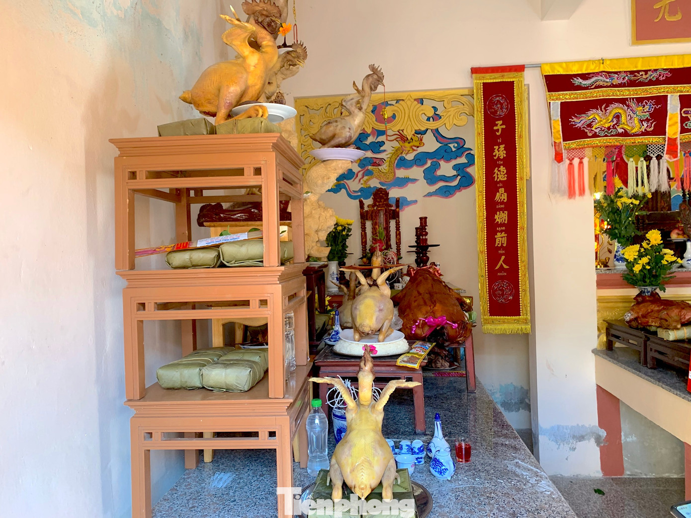 Gà lên mâm phải thẳng đứng, cánh ngả về hai bên. Người dân có thể làm thế gà ngồi, gà đứng tuỳ theo từng nhu cầu của các gia đình.