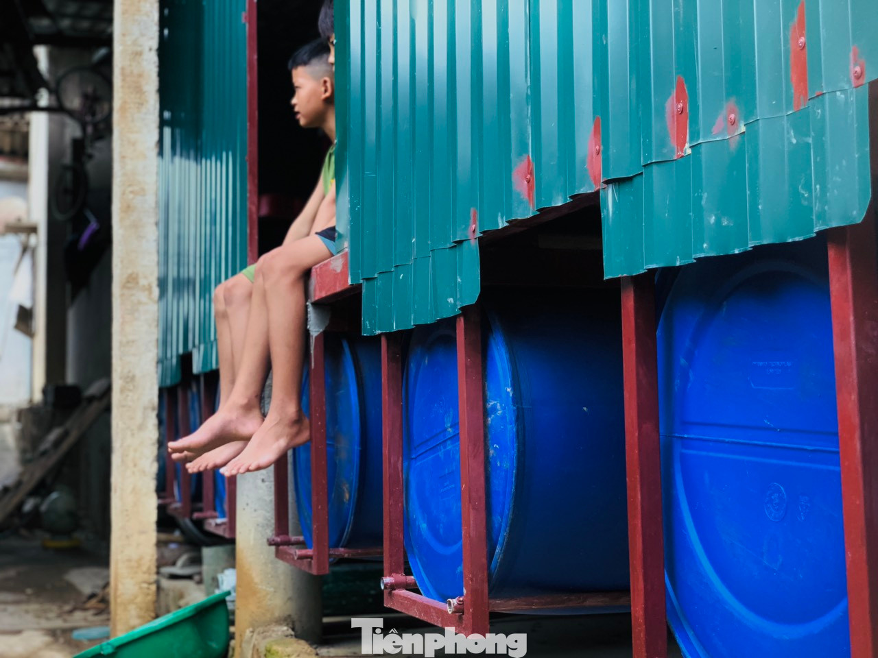 Sống chung với lũ tự bao đời, người dân đã tích lũy được nhiều kinh nghiệm để bảo vệ người và tài sản. Nên khi có thêm nhà phao chống lũ, người dân an tâm hơn khi mùa mưa lũ đến.