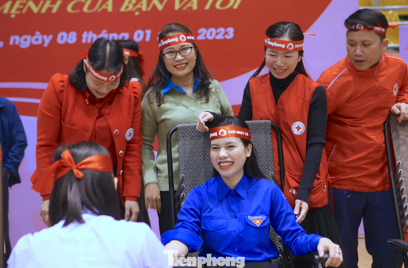 Bí thư Tỉnh Đoàn Hà Tĩnh Nguyễn Ny Hương tham gia hiến máu trong chương trình Chủ nhật Đỏ.