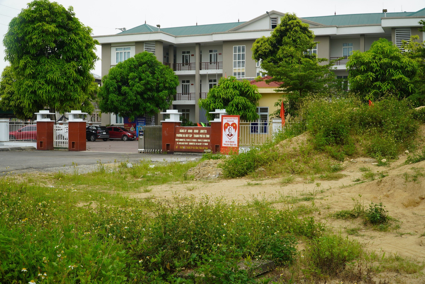 Sau nhiều năm thực hiện, đến nay dự án vẫn ì ạch tiến độ do vướng mặt bằng. Theo ghi nhận, tuyến đường được mở rộng khoảng 26m. Hiện còn khoảng 200m đang vướng mặt bằng, chưa triển khai xây dựng.