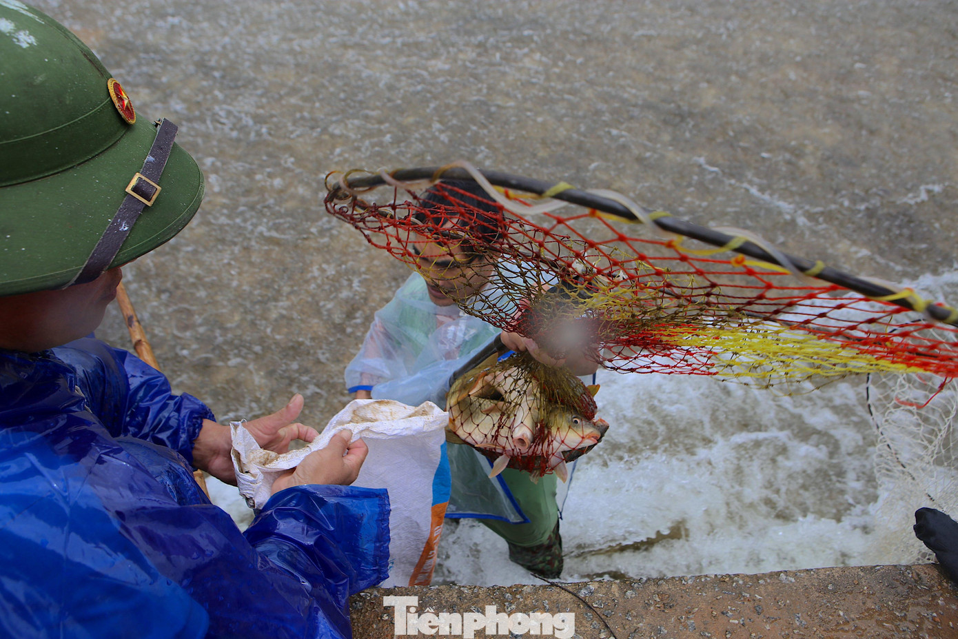 “Chúng tôi cắt cử cán bộ luân phiên, túc trực tại đây khuyến cáo người dân không được lao xuống tràn bắt cá, nhưng người dân vẫn phớt lờ”, ông Đức cho hay.