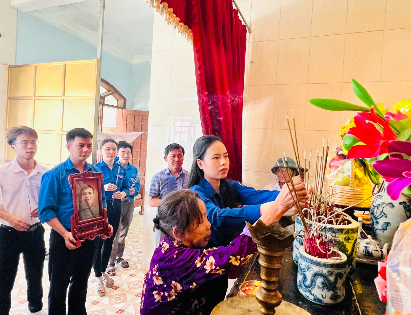 Đoàn đến thắp hương tại bàn thờ Anh hùng liệt sĩ Phan Đình Giót.