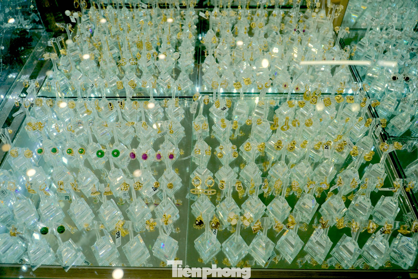 Ngày vía Thần tài quan niệm mua vàng lấy may mắn, tài lộc, nên năm nay ngoài mua vàng 9999, số lượng người đặt mua vàng trang sức cũng tăng mạnh.