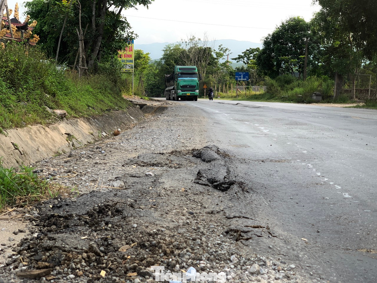 Ghi nhận tại khu vực dốc Địa Lợi (giáp ranh giữa xã Hương Thuỷ và xã Phúc Đồng) mặt đường nhấp nhô, gồ ghề gây khó khăn cho phương tiện qua lại.