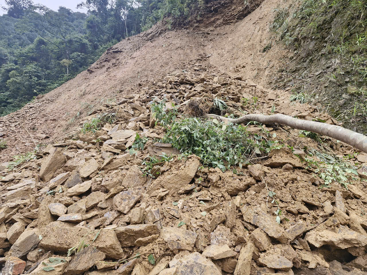 Khu vực sạt lở đổ xuống đường. Khu vực sạt lở đổ xuống đường.