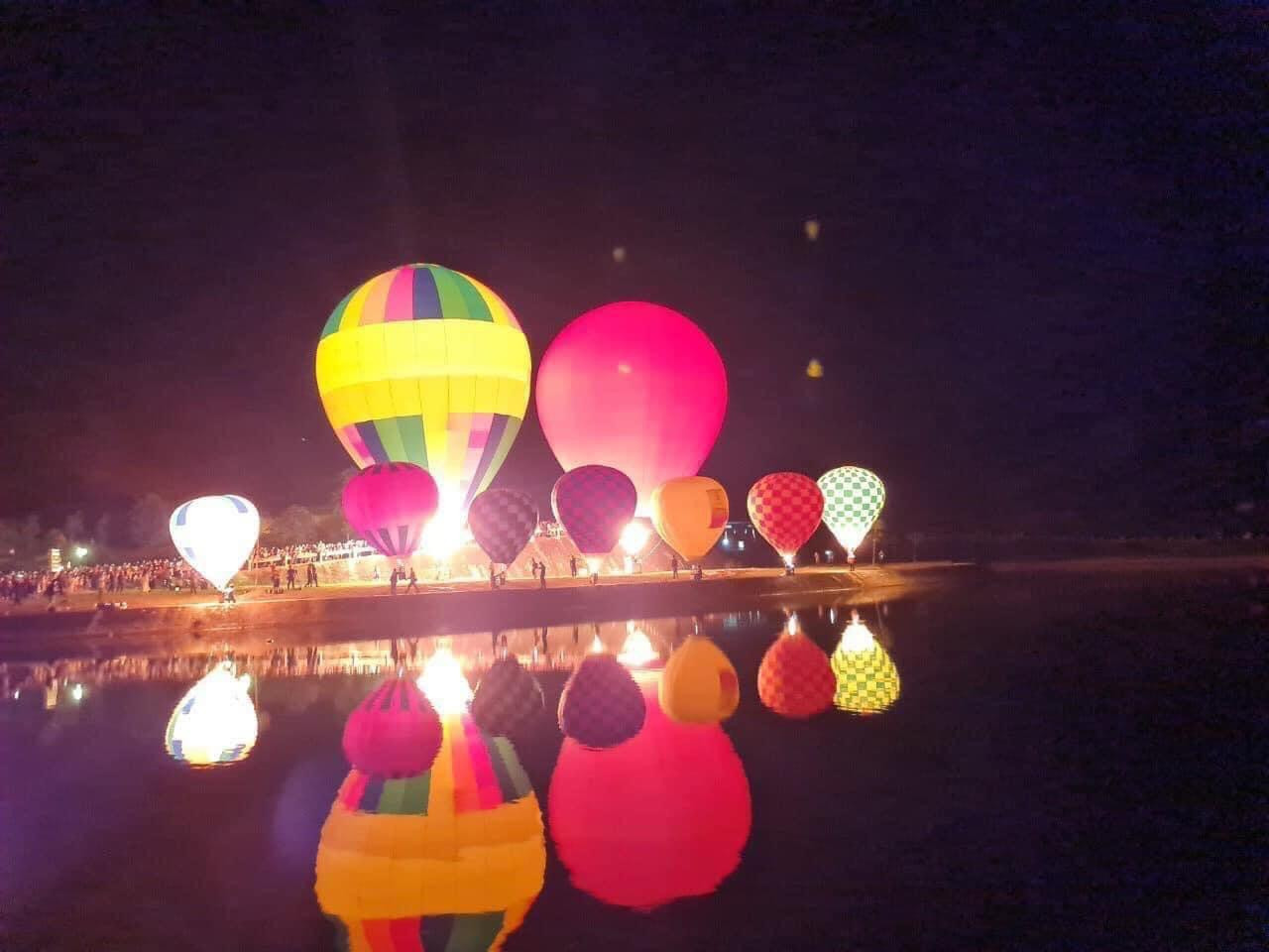 Lễ hội hoa đăng khinh khí cầu diễn ra bên công trình Đập dâng Ngàn Trươi, thuộc Dự án Thủy lợi đa mục tiêu Ngàn Trươi - Cẩm Trang, huyện Vũ Quang.