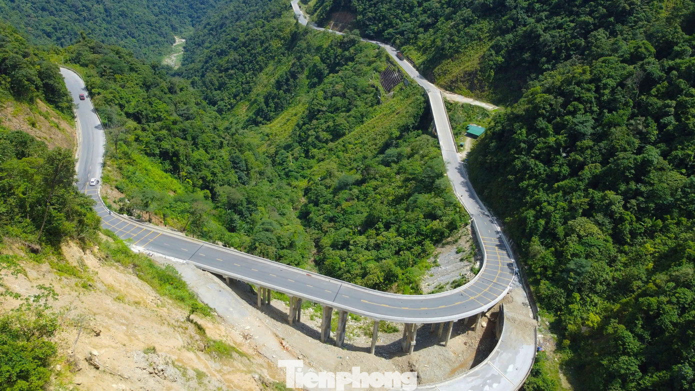 Dự án nâng cấp quốc lộ 8A đã tập trung khắc phục 17 điểm thường xuyên sạt lở và có nguy cơ sạt lở,cải tạo, mở rộng 13 cầu cũ nhỏ hẹp, xuống cấp. Trong ảnh, là dự án xây dựng cầu Eo Cô Gái có tổng mức đầu tư hơn 20 tỷ đồng. Dự án triển khai nhằm xoá điểm “đen” sạt lở trên cung đường. Đến nay, dự án đã hoàn thành và đưa vào sử dụng.